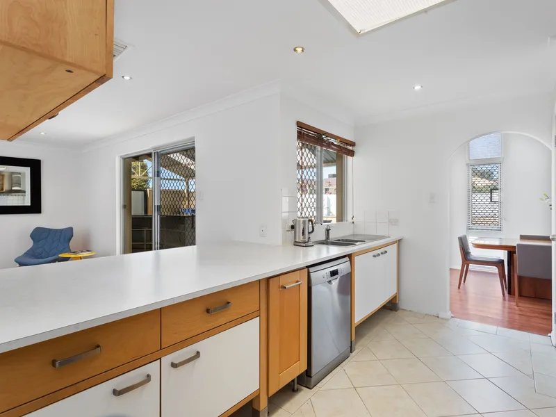 Entertainers Delight - Impressive Poolside Living