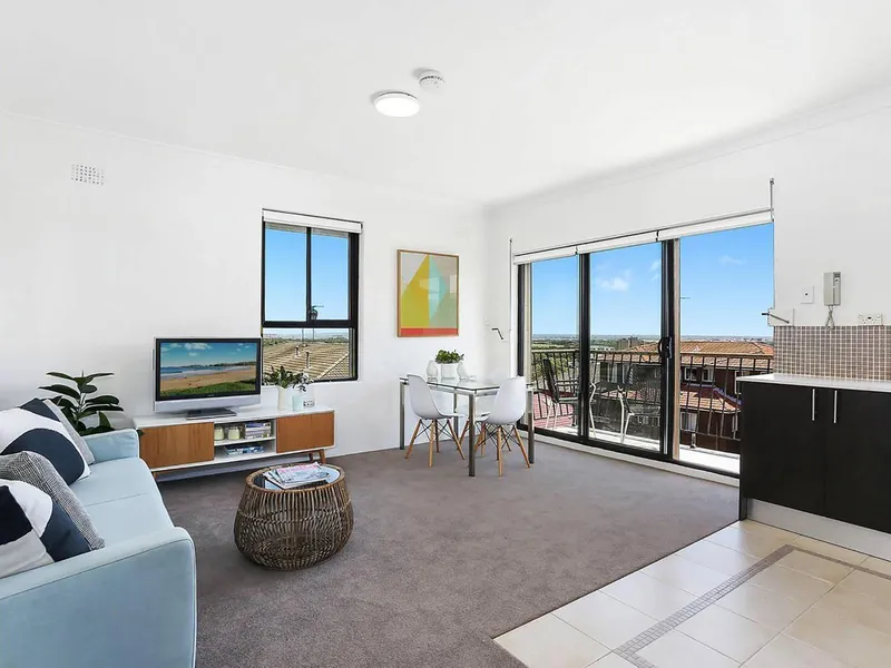 Renovated top floor apartment with great views