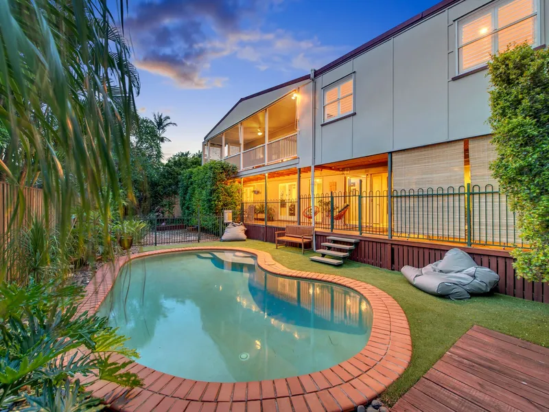 BEAUTIFULLY PRESENTED HOME IN PRIME LOCATION WITH DUAL LIVING OPPORTUNITY OR HOME BUSINESS SPACE