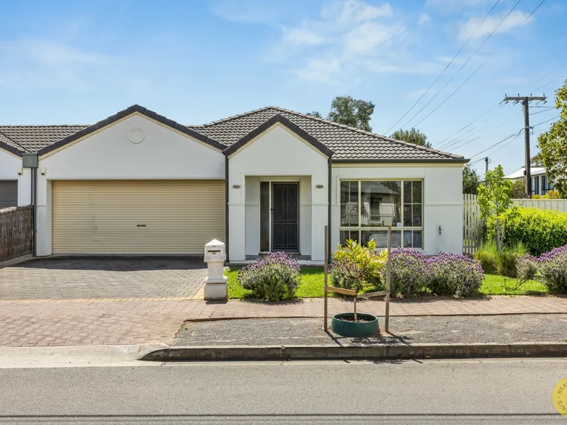 A BEAUTIFUL COURTYARD HOME IN THIS SUPERB LOCALITY!