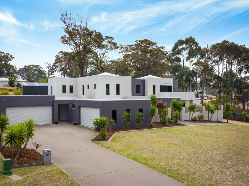 ULTRA MODERN HOME FOR SALE WELL BELOW REPLACEMENT VALUE