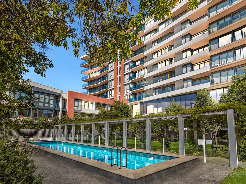 EXCELLENT INNER CITY RESIDENCE WITH PRIVATE BALCONY, EXCELLENT VIEWS, SPLIT SYSTEM HEATING/COOLING AND OFF STREET PARKING