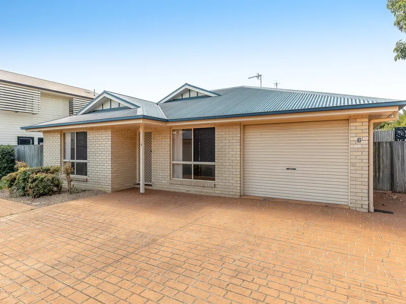 Private 3 Bedroom Unit in Sought After Centenary Heights Location!