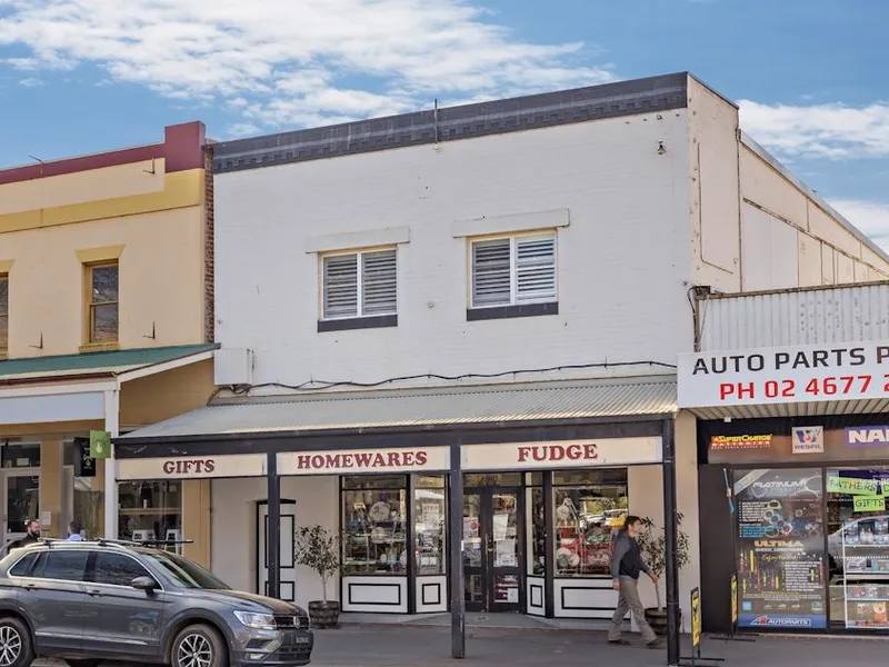 Excellent 4 Bedroom Apartment Located Right In The Centre Of Town!