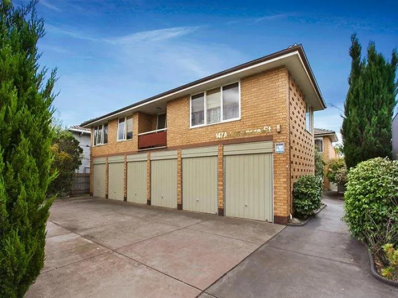LARGE TWO BEDROOM APARTMENT WITH GARAGE IN EXCELLENT LOCATION! | HODGES CAULFIELD
