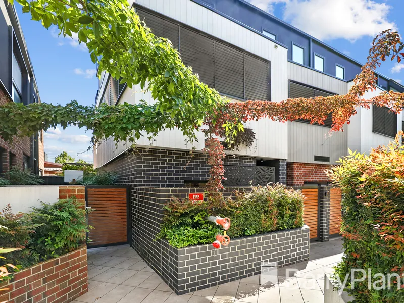 BEAUTIFUL TRI LEVEL TOWNHOME!