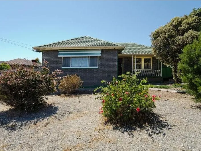 FIXER UPPER IN A GREAT LOCATION