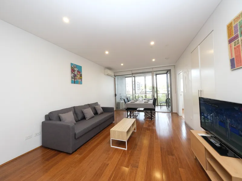 Fully furnished Rosebery 2 bed 2 bath Apt timer floor though out