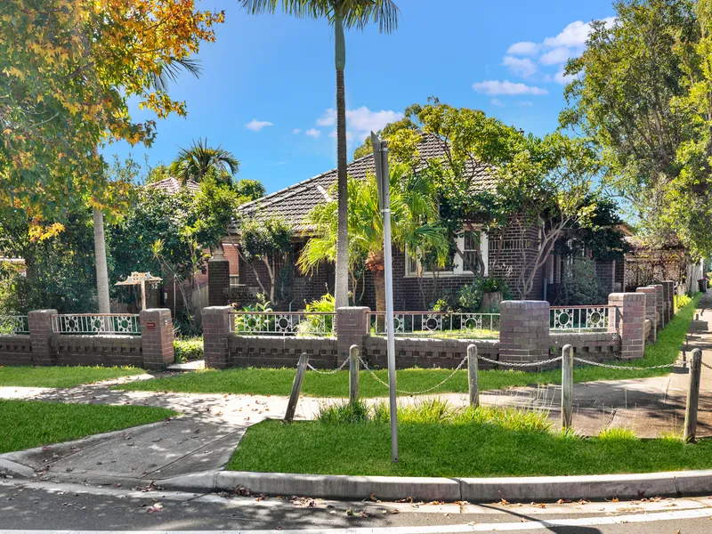 RENOVATE OR DETONATE - 645SQM APPROX - R4 ZONING - CORNER BLOCK!