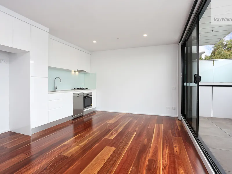 Immaculate Apartment, Outstanding Location!