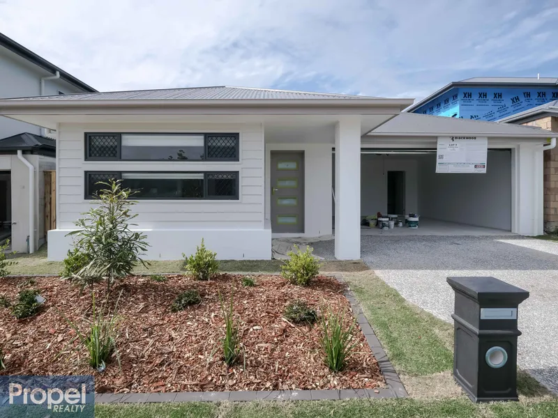 Stunning new home with ducted ac!