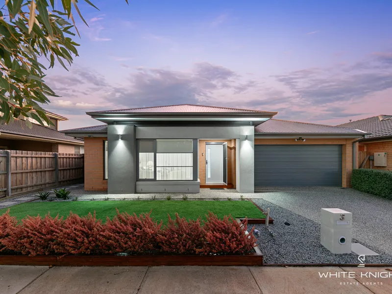 New Digs: 480m2 with a Stunning 4bed + Study!!
