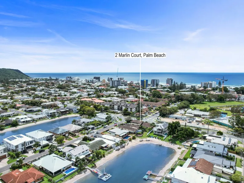 Large high set home situated in the heart of Palm Beach