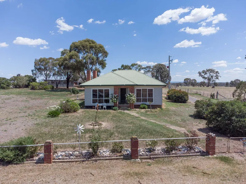 Endearing spacious country cottage on acreage in tightly held Talbot! Victoria's favorite market town