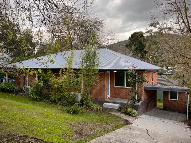 This newly renovated unit is conveniently.