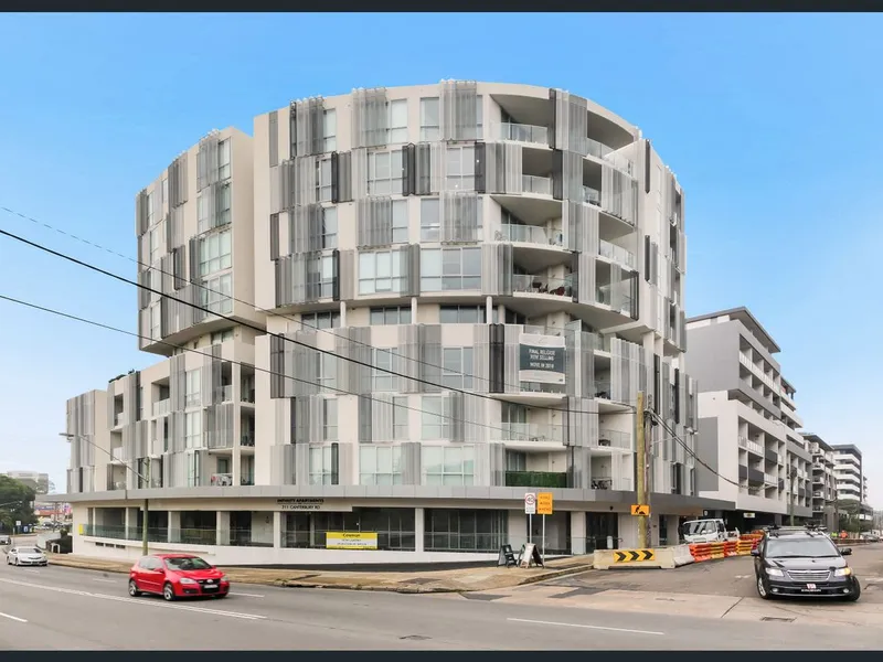 1 Minutes to Train Station. 2 Bed Apartment in heart of Canterbury Contact Vivi 0406256288.