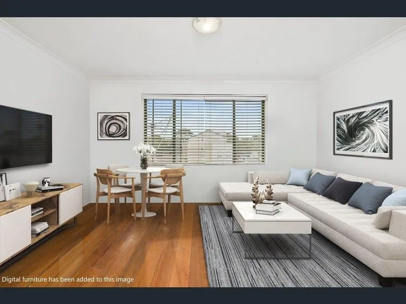 Renovated top floor apartment in the heart of Botany!!