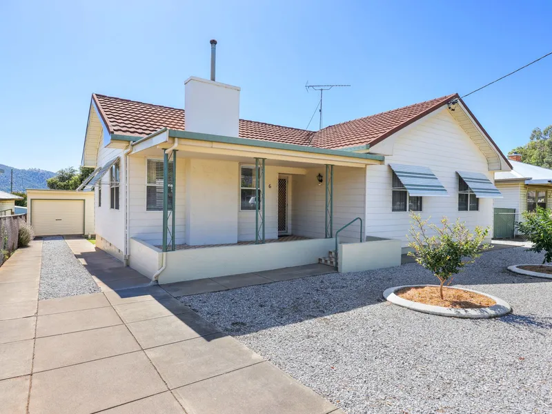 Immaculate First Homebuyer Or Investor Opportunity.