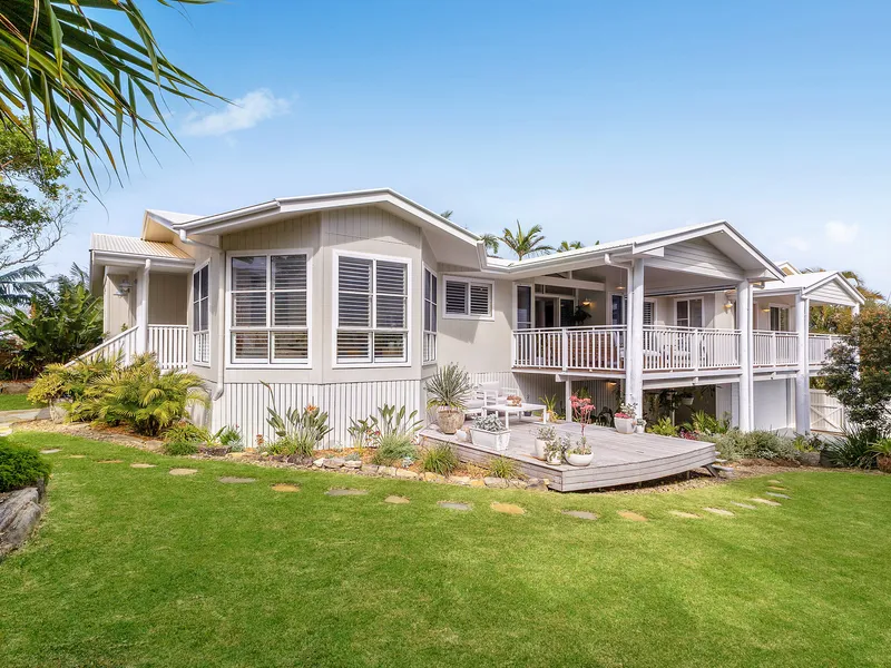 Premium entertainer, moments to Sharpes Beach