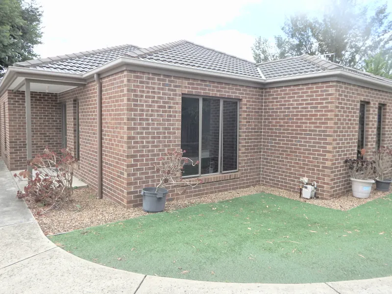 SPACIOUS: LOW MAINTENANCE : 3 BEDROOMS