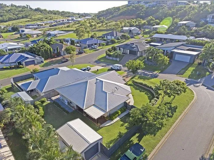 4 Driftwood Drive, Rosslyn,Qld 4703    4 beds/ 2 bath/ 3 garages. Approx 700sqm