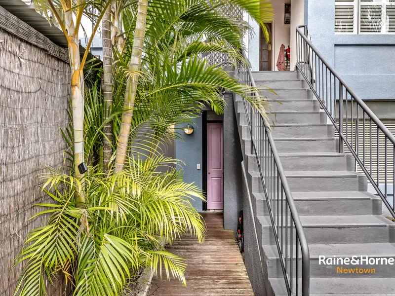 Charming Art Deco apartment in small complex of four.