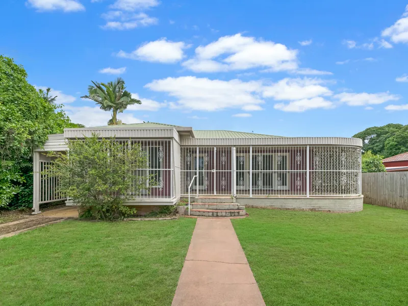 936 SQM CHARMING SOLID 3 BRM, COVERED CARPORT, BALCONY, & SPACIOUS LIVING AREA TO REAR, POPULAR INNER-CITY SUBURB- AFFORDABLE MID $300k,s