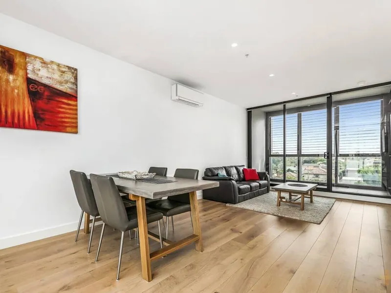 STUNNING APARTMENT IN THE HEART OF HAMPTON