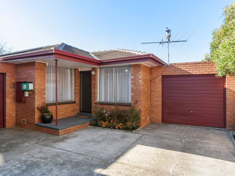 Steps from the sea, shops & station!