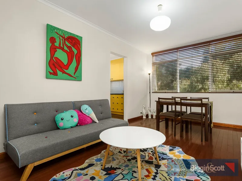 FANTASTIC TOP FLOOR 1 BEDROOM APARTMENT WITH HEATING/COOLING, CONVENIENT LOCATION!