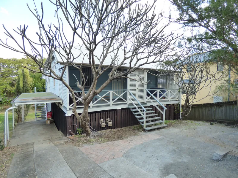 Spacious 1 Bedroom Flat . Fantastic Location !!