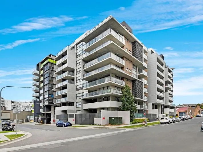 Spacious 2 Bedroom Apartment plus study