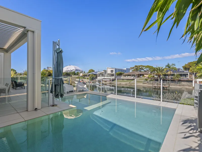 Masterclass in Modern Sophistication, Moments from Main River