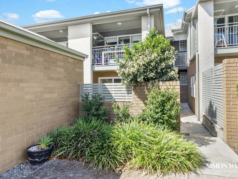 Walking distance to shopping centre, parks and university. 