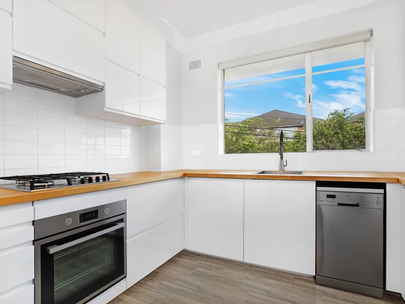 Expansive, renovated 2 bedroom apartment (ACCESS VIA WESTBOURNE RD)