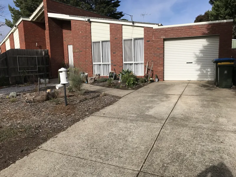 2 bedroom home in a central yet quiet pocket of Hoppers Crossing