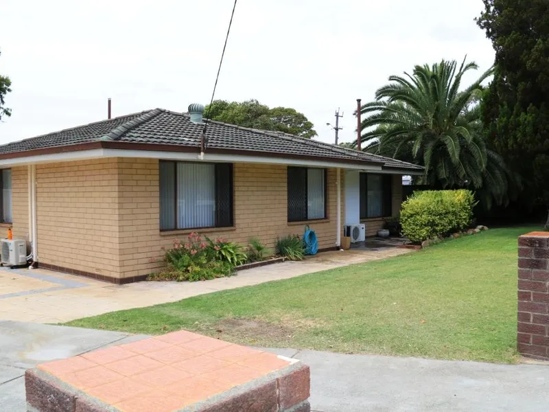 Love outdoor entertaining? Then move in here now (along with your family *pet as well)
