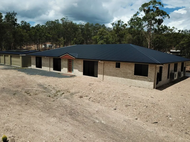 HUGE HOME JUST BEEN BUILT!!