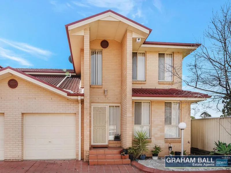 STUNNING 3 BEDROOM TOWNHOUSE