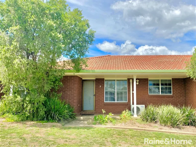 NEAT UNIT CLOSE TO EVERYTHING!