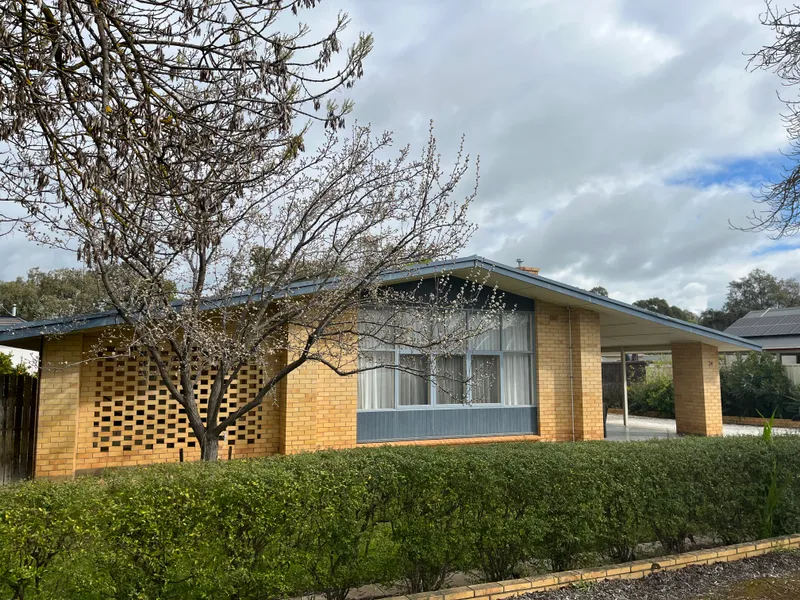 Neat & and tidy home in convenient location