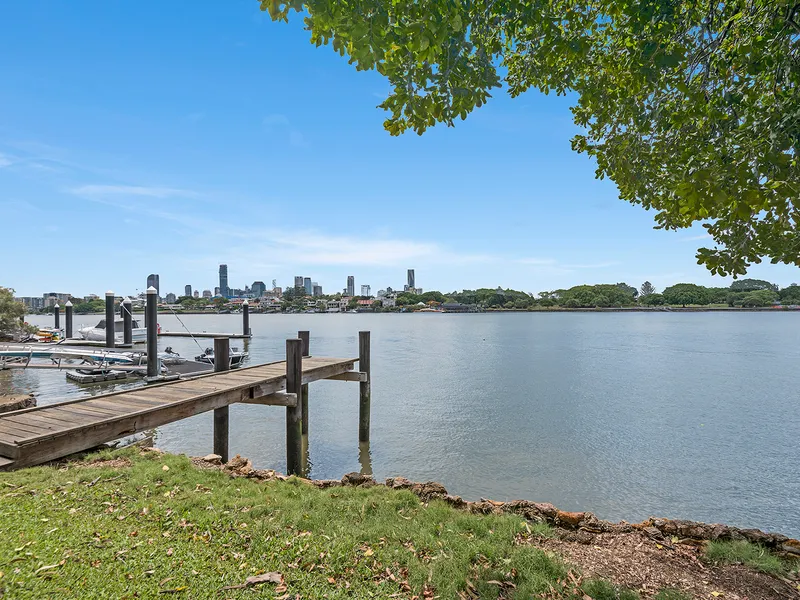 Absolute Riverfront Bliss!! Zero Traffic Noise - Set well off Wynnum Rd