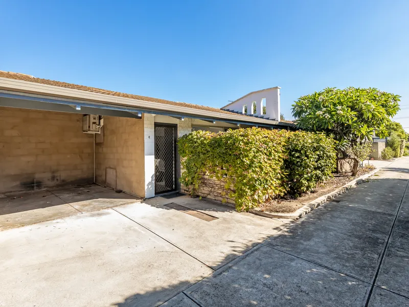 A Tastefully Updated 2 bedroom Homette With Room To Move!