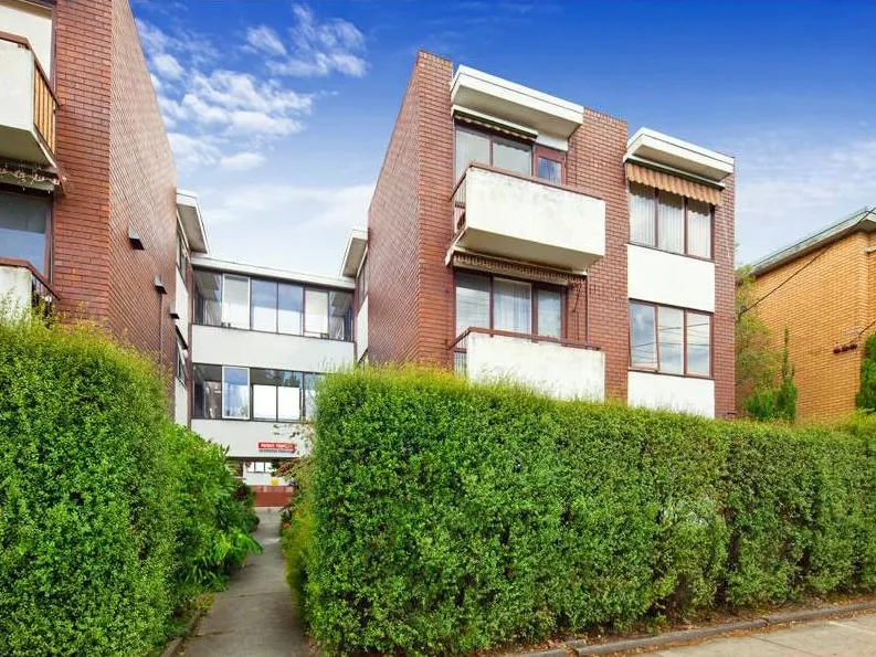 100 m TO ACLAND ST SHOPS, SUPERMARKETS & RESTAURANTS/CAFES