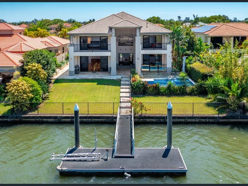 Exquisite Luxury Living in Prestigious Hope Island Community