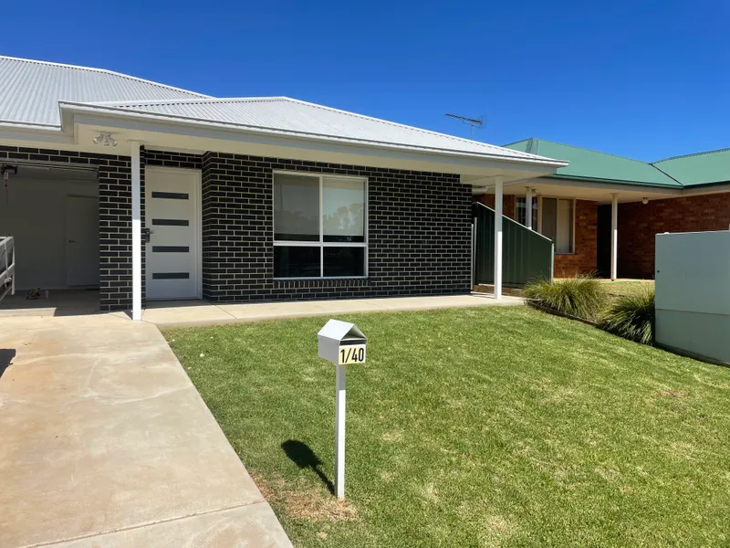 Ray White West Wyalong: 2 Bedroom 2 Bathroom Unit
