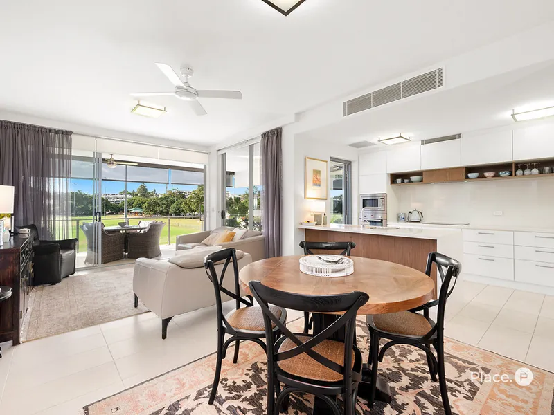 Beautiful three-bedroom apartment offering parkside living