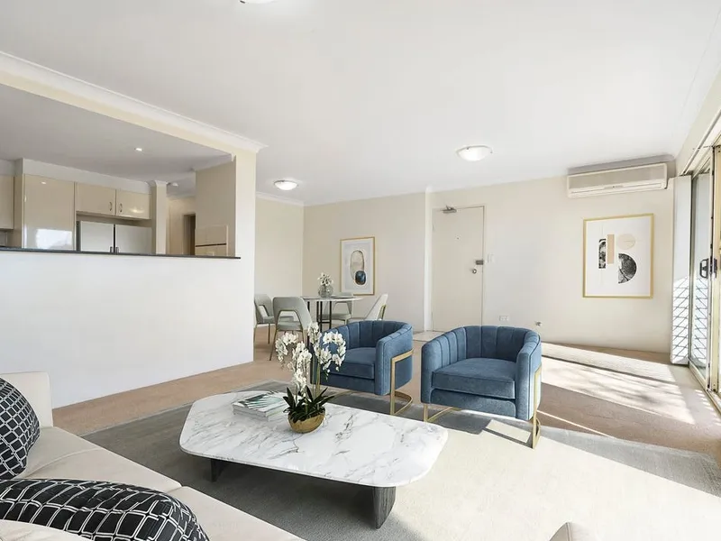 Immaculately kept two-bedroom apartment with stunning city views