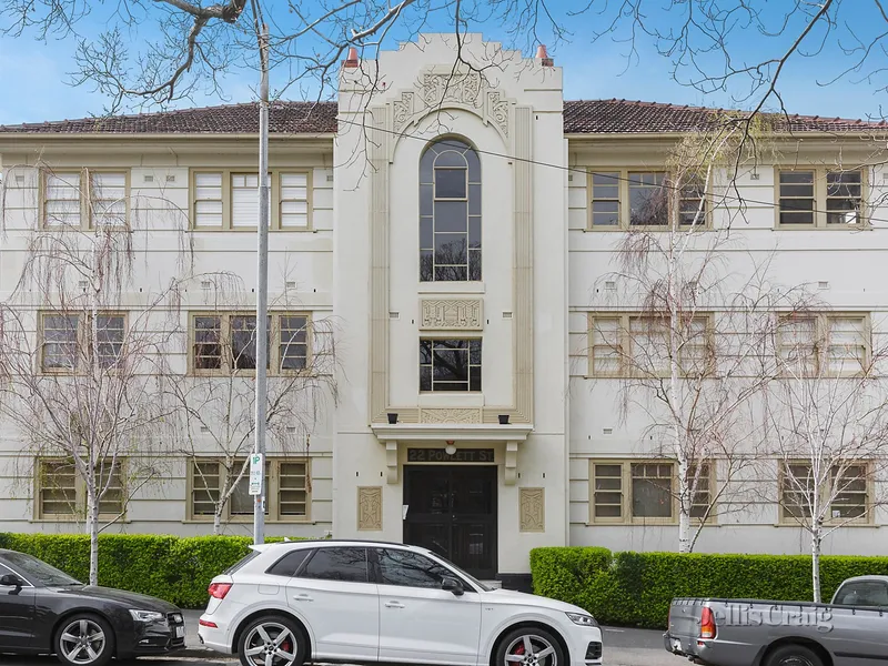 Spacious Art Deco Apartment In An Ideal Location