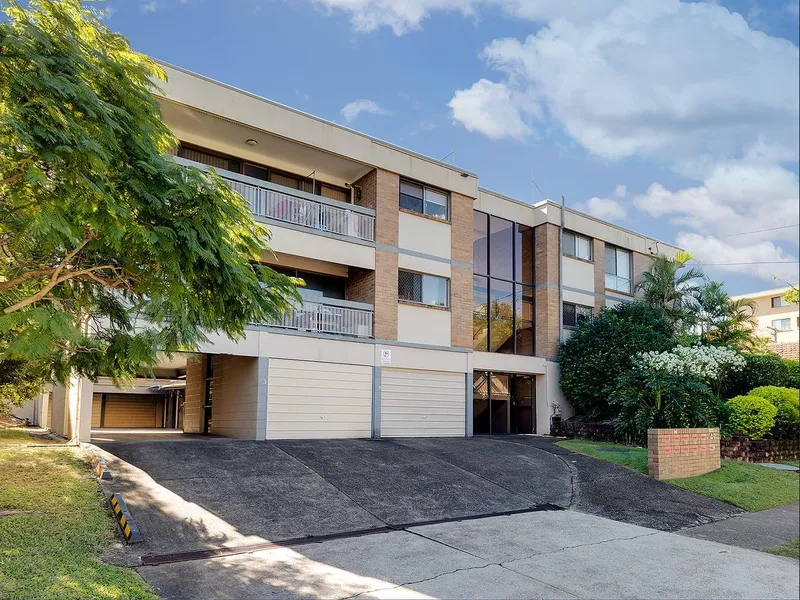 SPACIOUS 3 BEDROOM UNIT IN TOOWONG